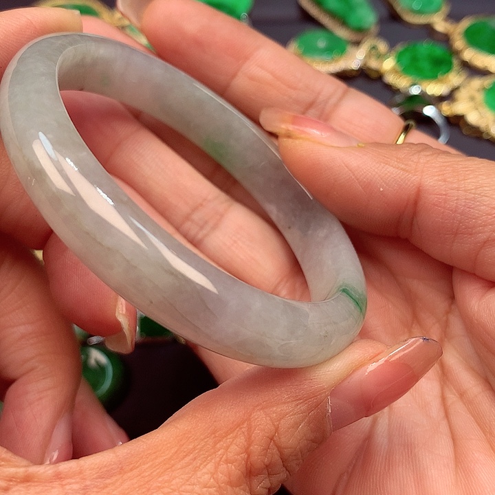 翡翠手镯未镶嵌翡翠