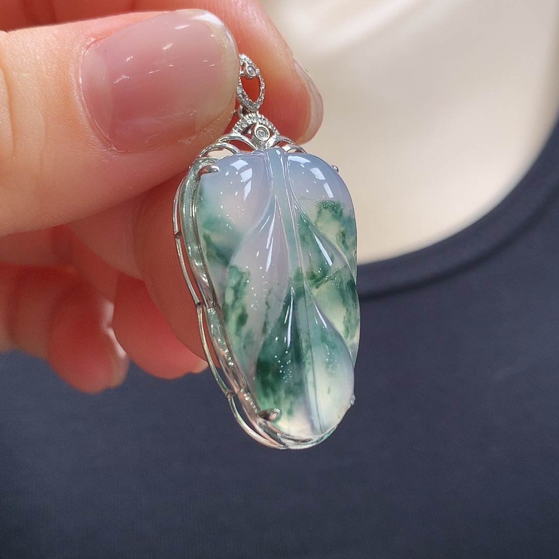 翡翠18K金镶嵌颈饰叶子