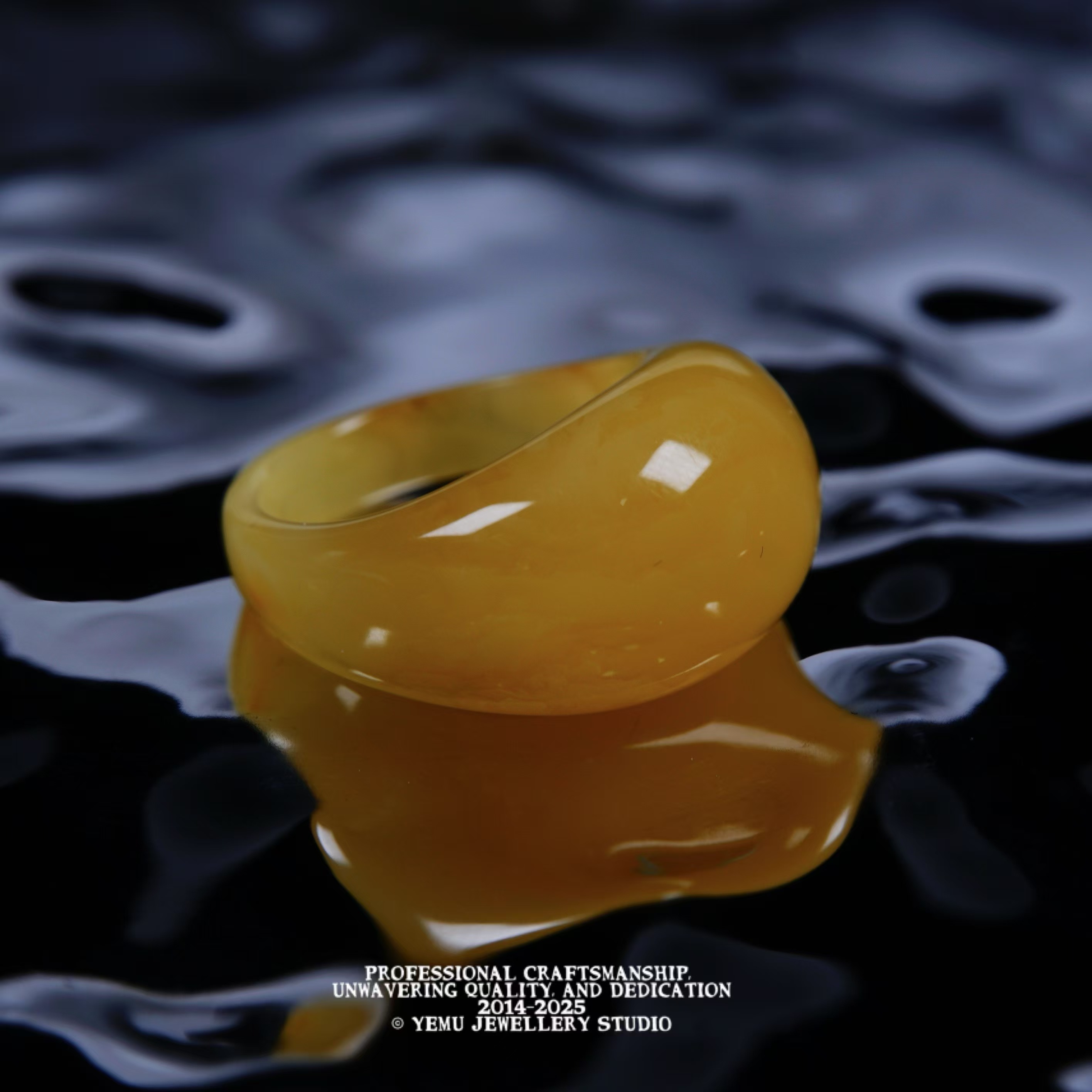 14.5毫米圈口焦皮浓蜡精工馒头戒 一物一拍 天然乌料琥珀蜜蜡