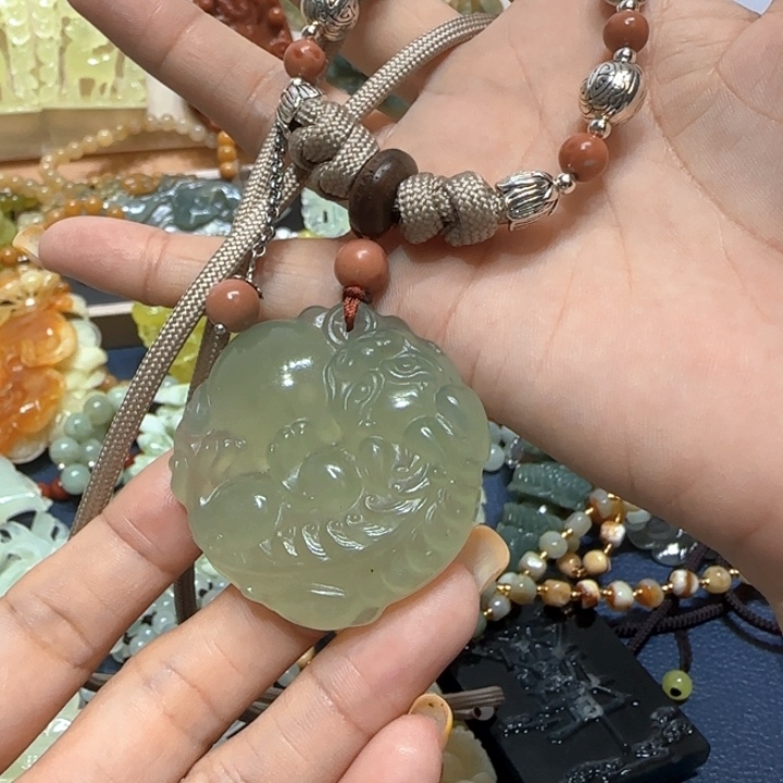 未镶嵌蛇纹石玉吊坠