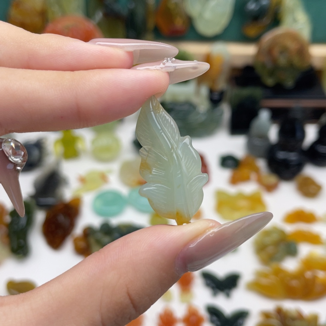 蛇纹石玉颈饰合金