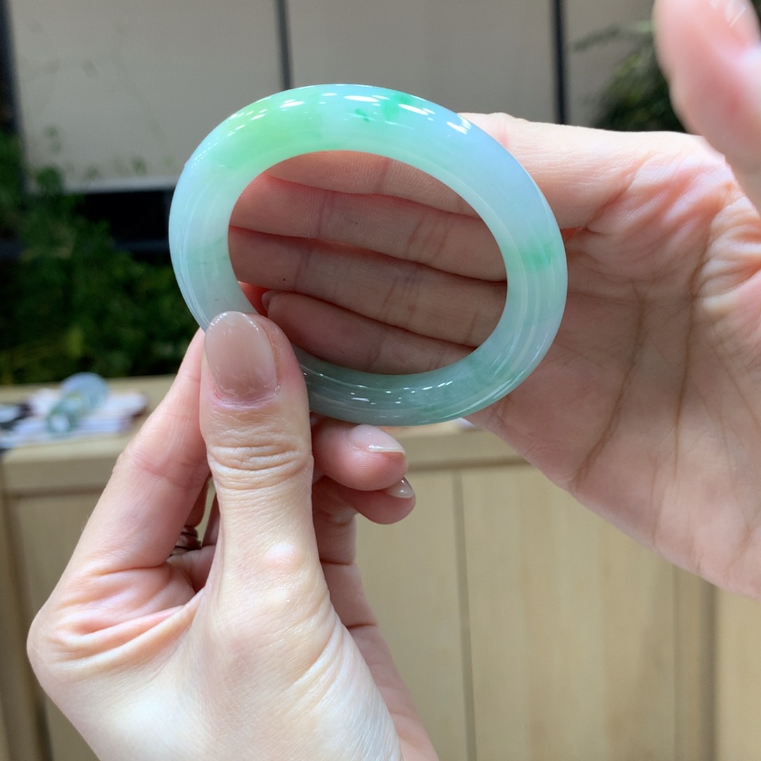 翡翠手镯未镶嵌不退不换