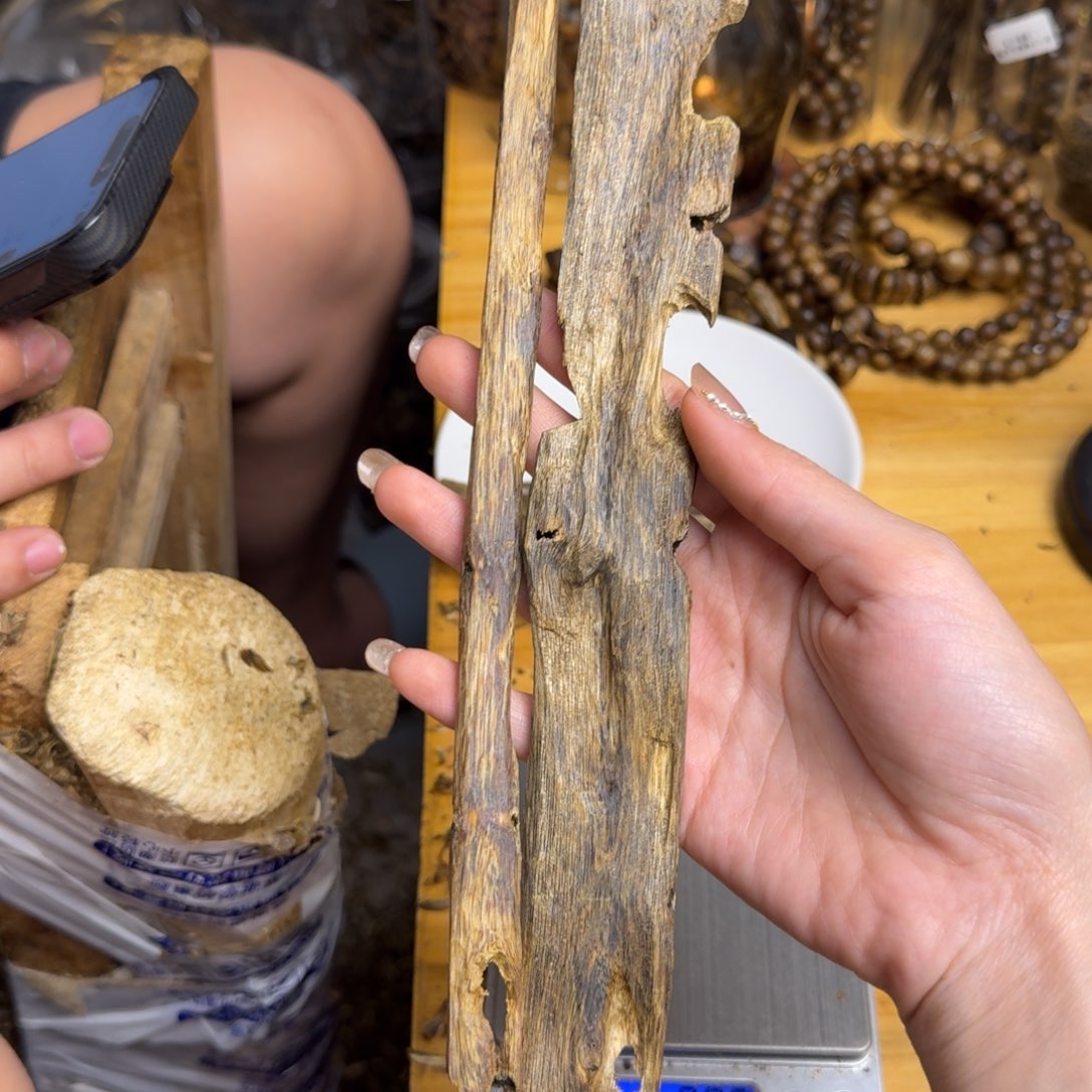 沉香手把件陆河品种块料53克