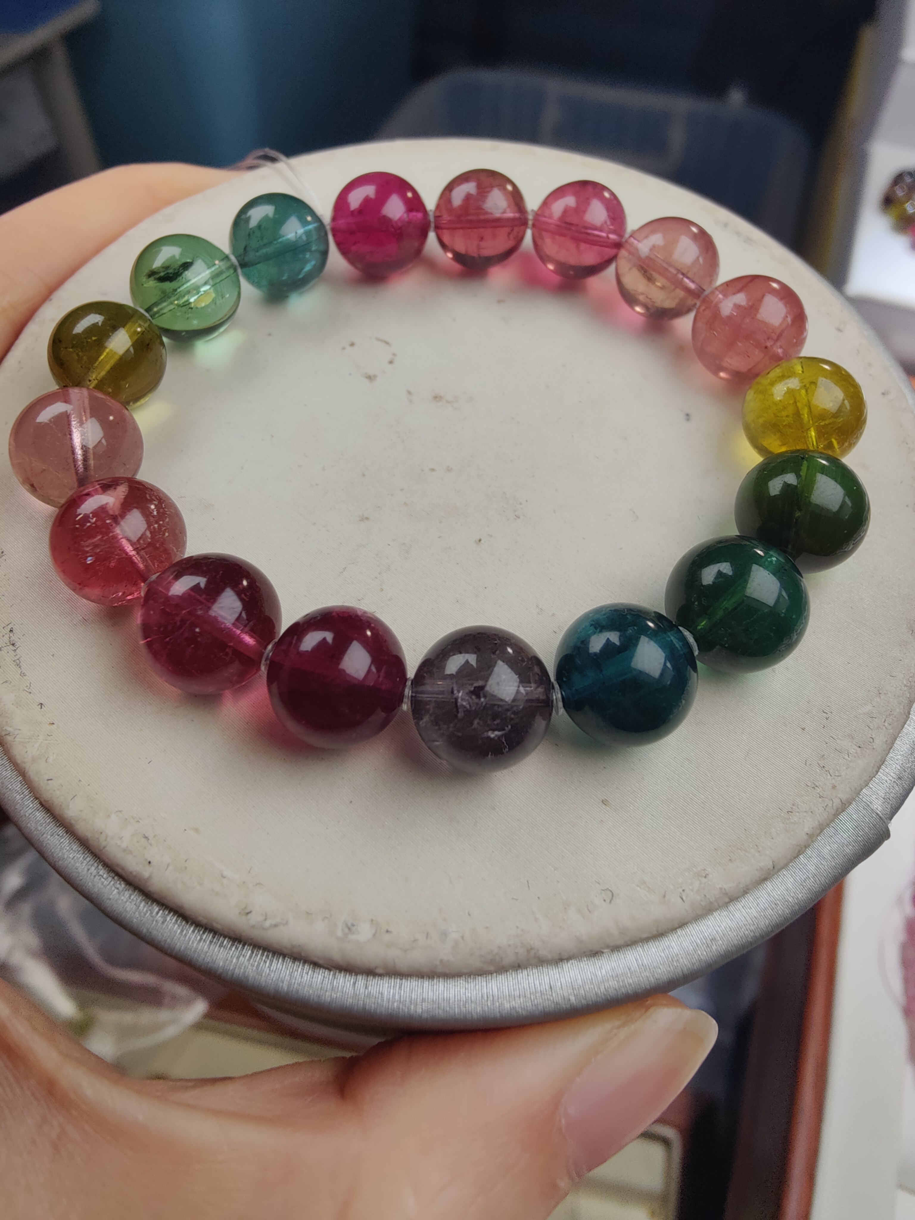 荧光色标碧玺艳丽不退