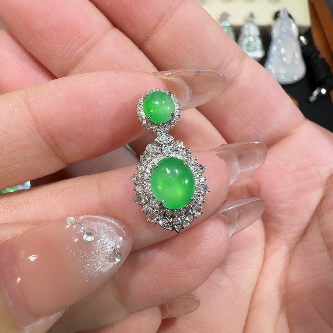 【闪购商品】颈饰18K金镶嵌翡翠