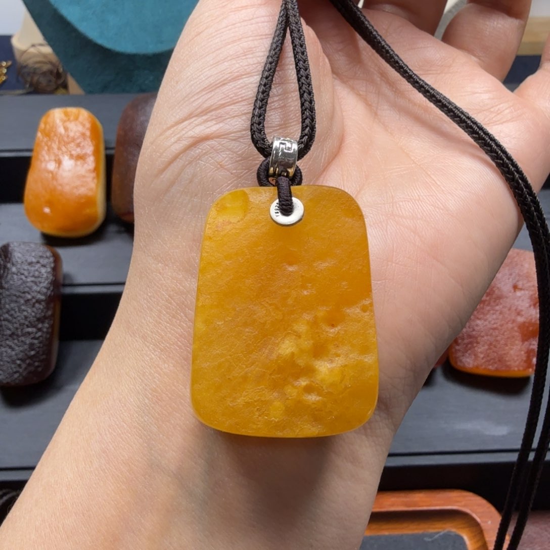 琥珀吊坠(赠链)未镶嵌