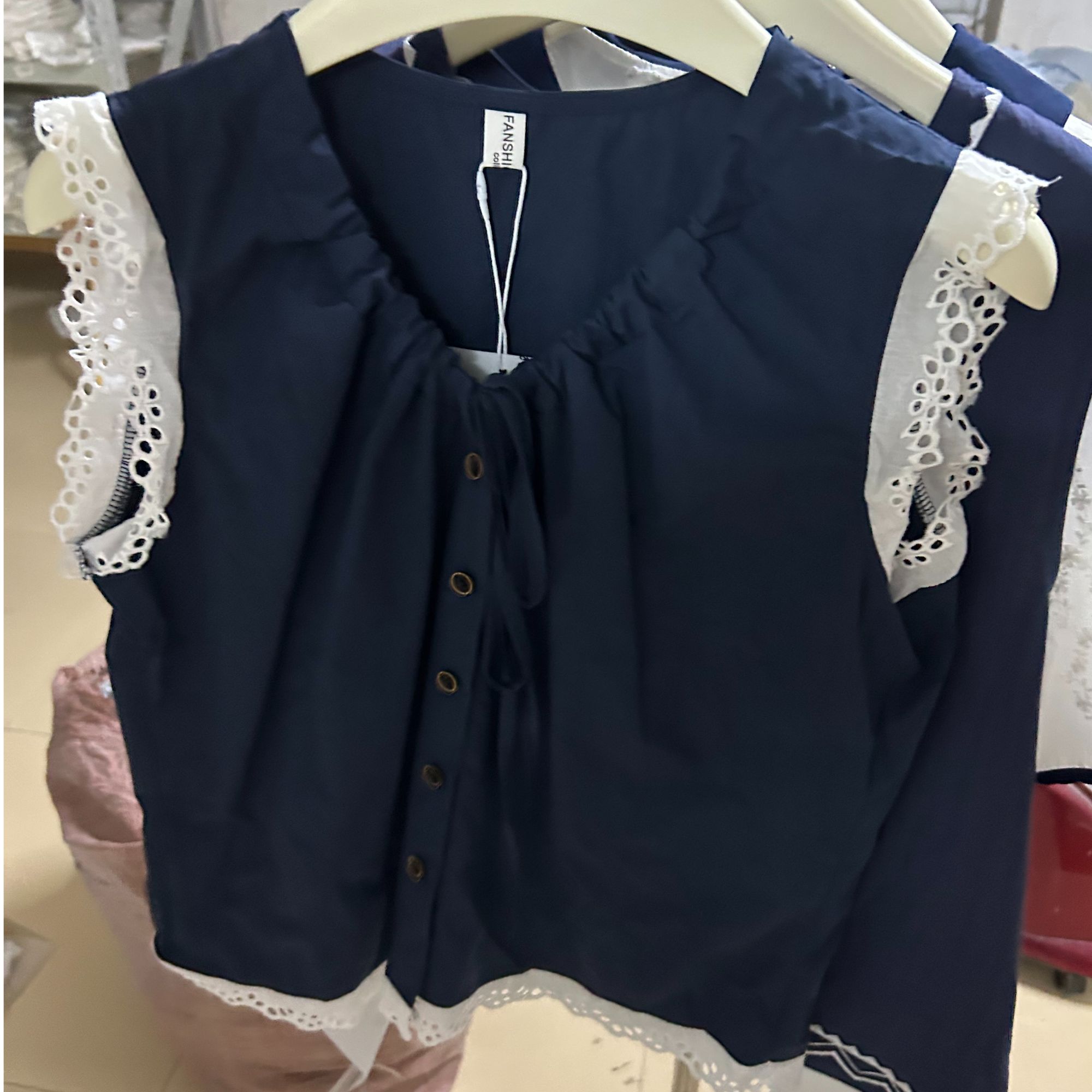 法式蕾丝花边V领衬衫无袖背心