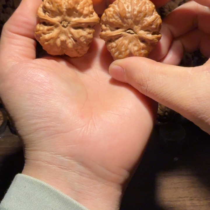 黑***灰文玩核桃把件蛤蟆的眼睛是真的好看啊