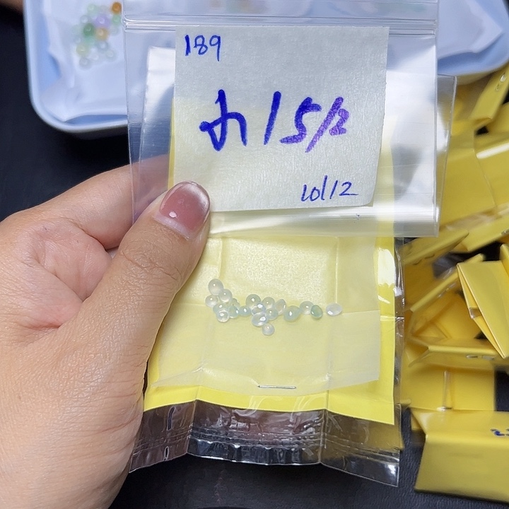 未镶嵌定制翡翠小**乖不