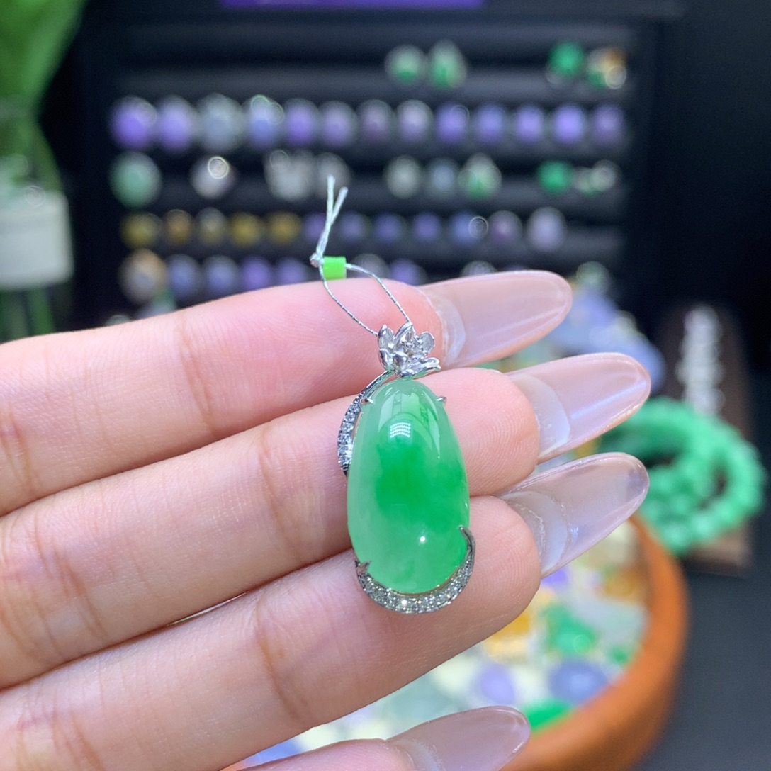 翡翠18K金镶嵌颈饰