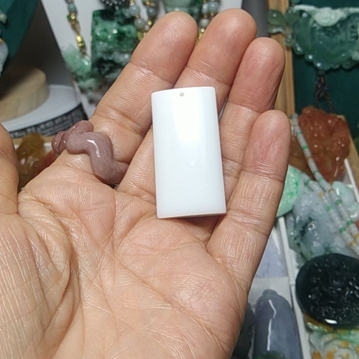 翡翠吊坠(赠链)未镶嵌