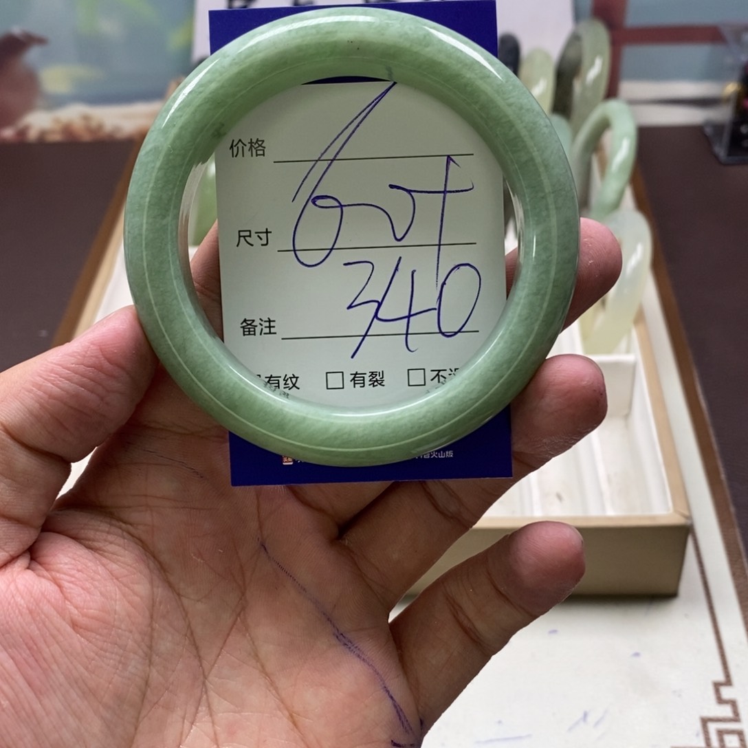 蛇纹石玉手镯未镶嵌