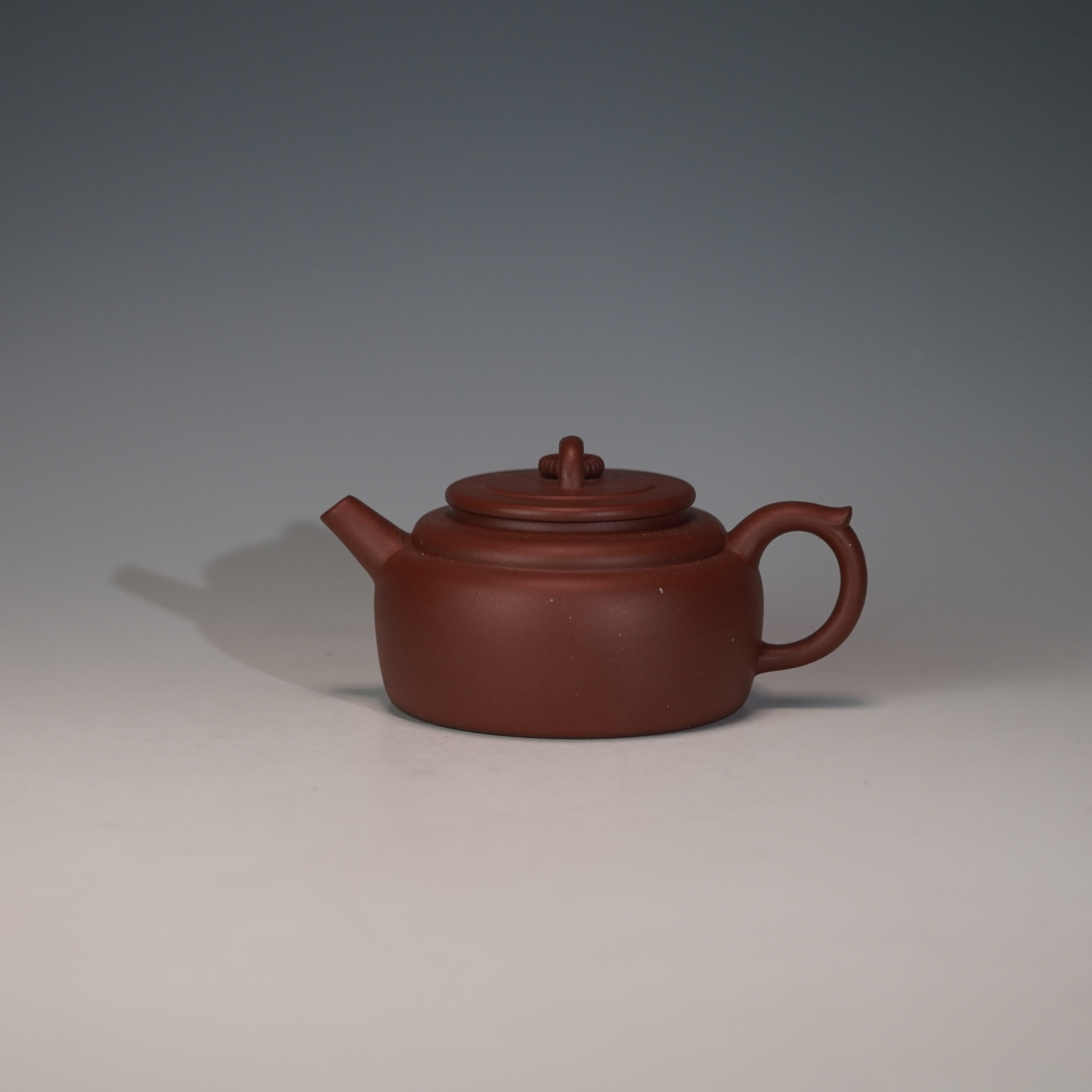 lot. 22381 徐国良 红紫泥线钟壶 160cc