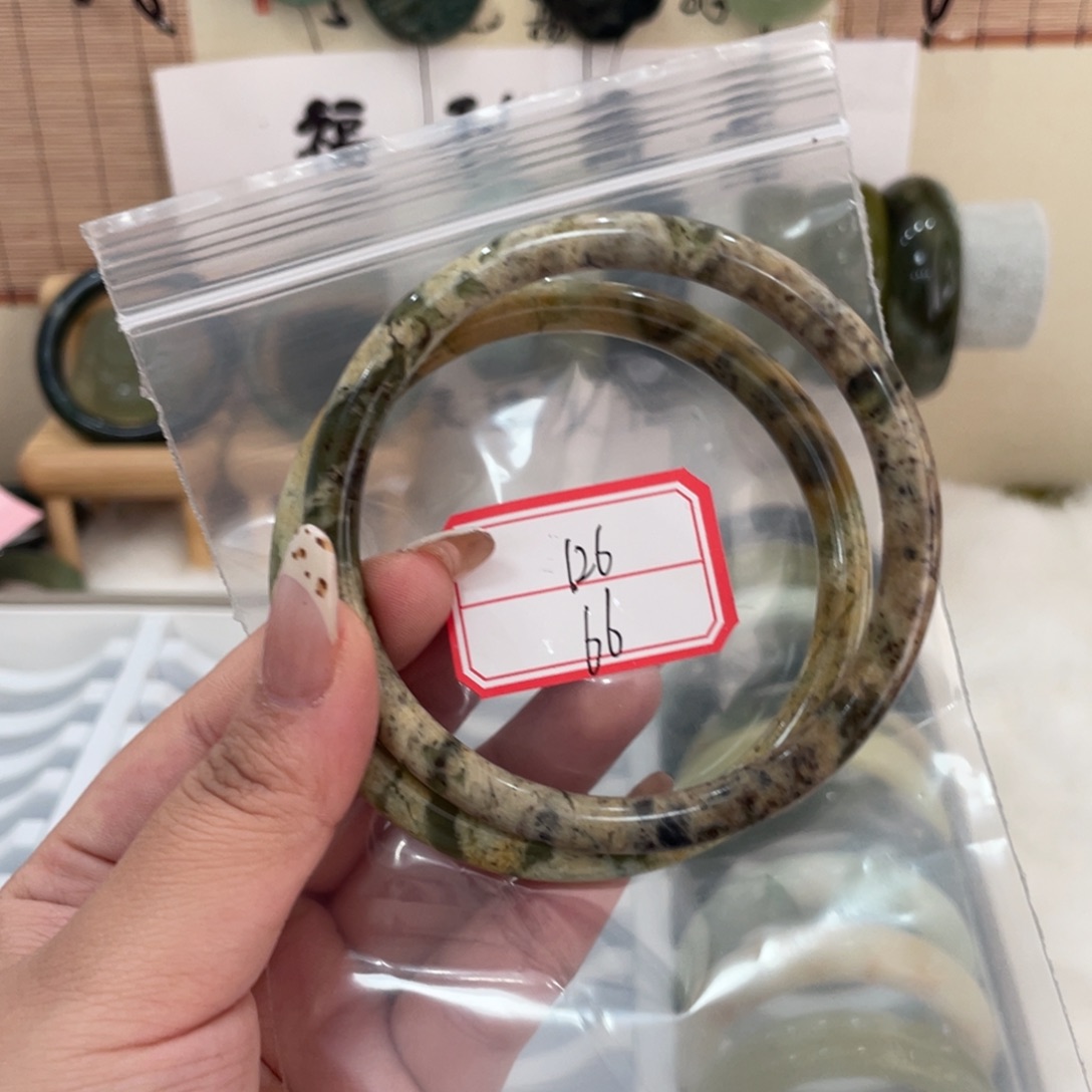 蛇纹石玉手镯未镶嵌