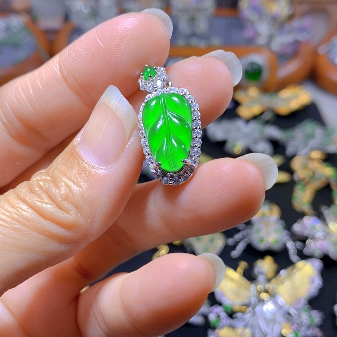 翡翠颈饰银S925镶嵌天然翡翠