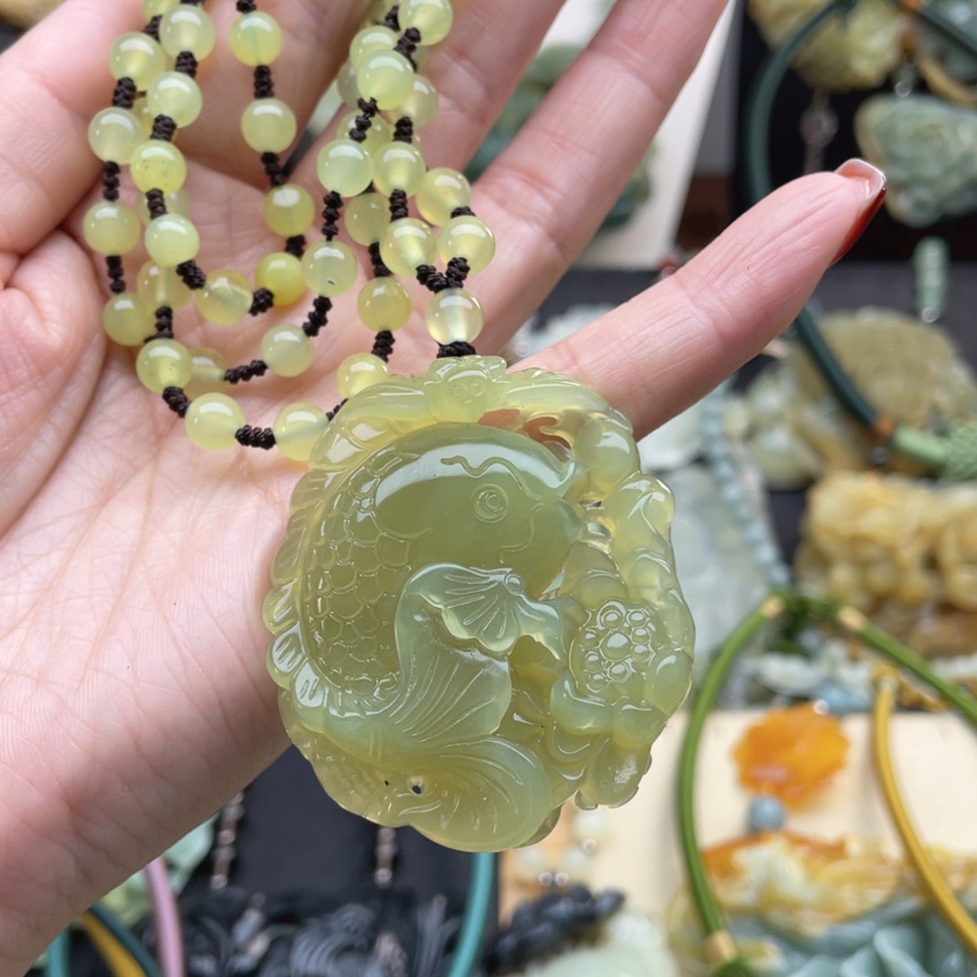 蛇纹石玉颈饰未镶嵌N****^