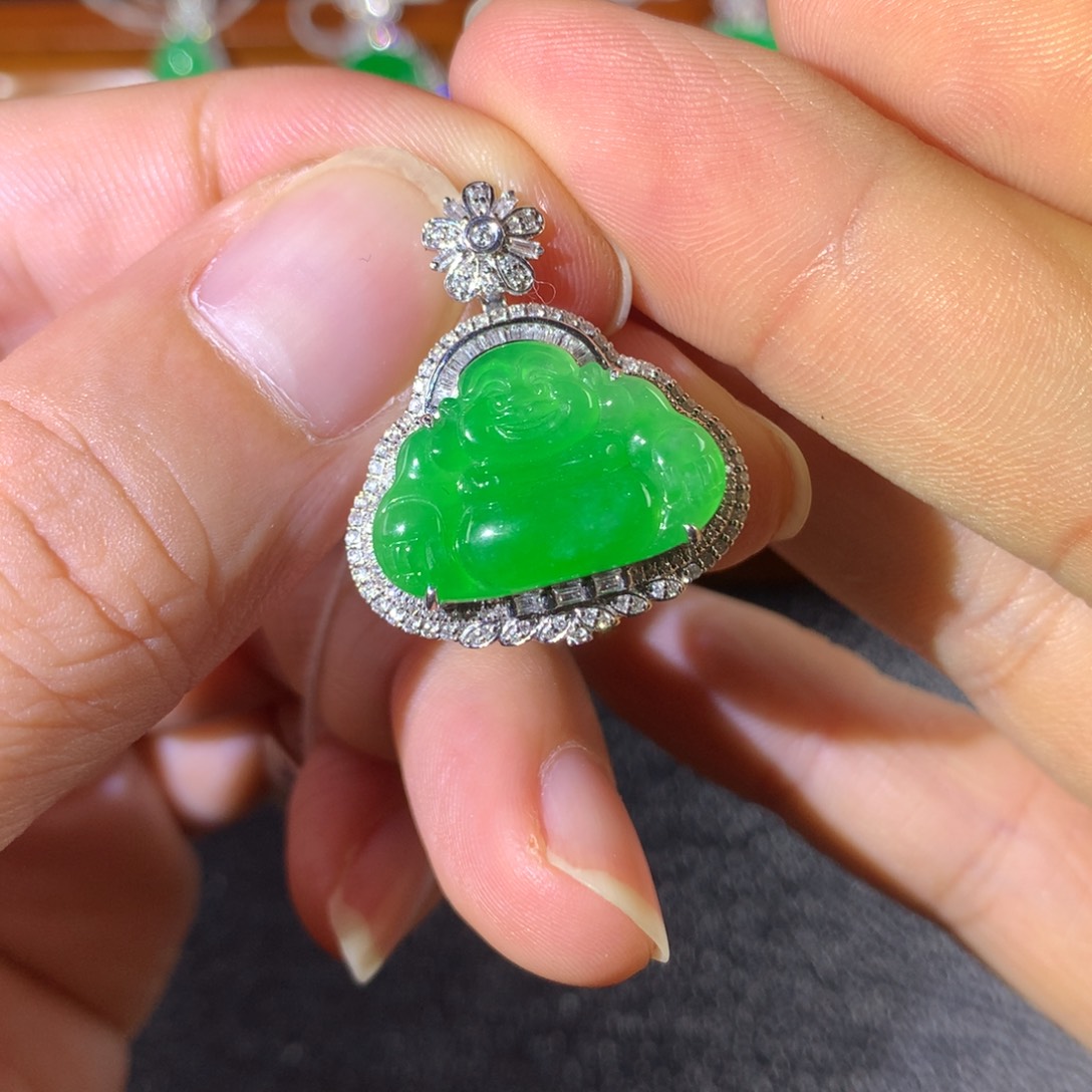 翡翠18K金镶嵌颈饰翡翠