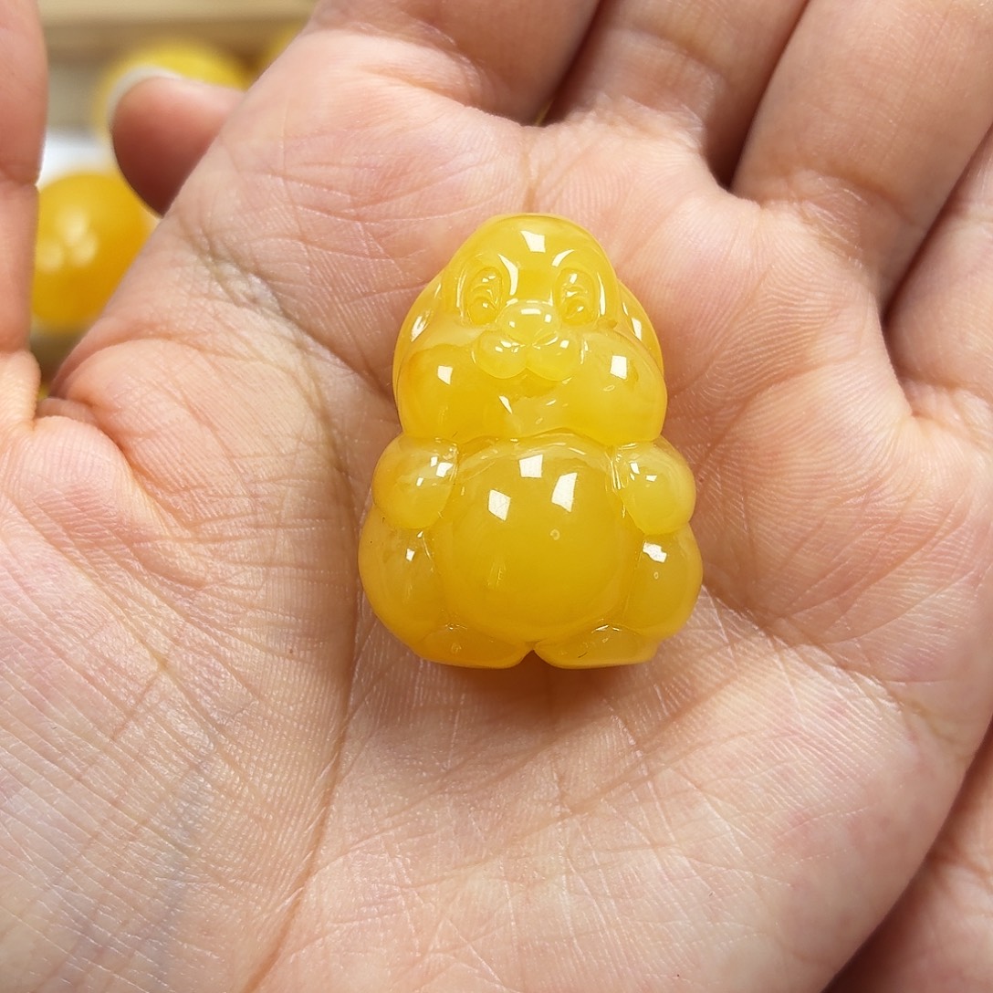 蜜蜡未镶嵌颈饰焦皮浓蜡妖花兔子