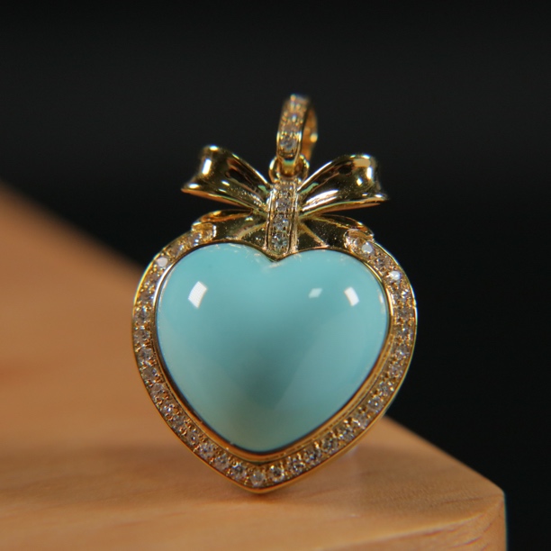 原矿绿松石18K爱心吊坠，裸石13.5×12×6mm，外围17×25×7.5mm，4.04g
