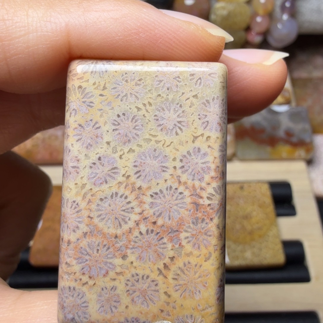 硅化玉未镶嵌黄底 紫花，双面好看