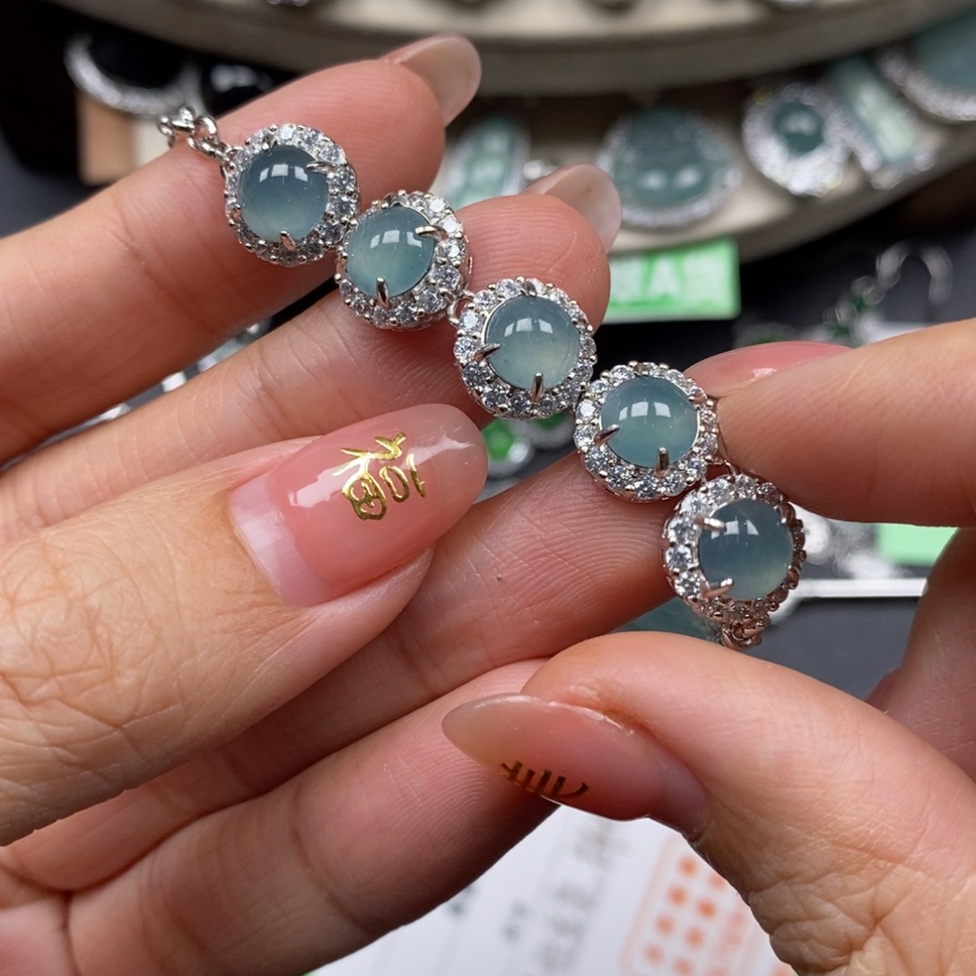 翡翠颈饰未镶嵌翡翠