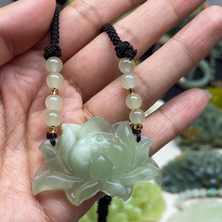 蛇纹石玉未镶嵌颈饰