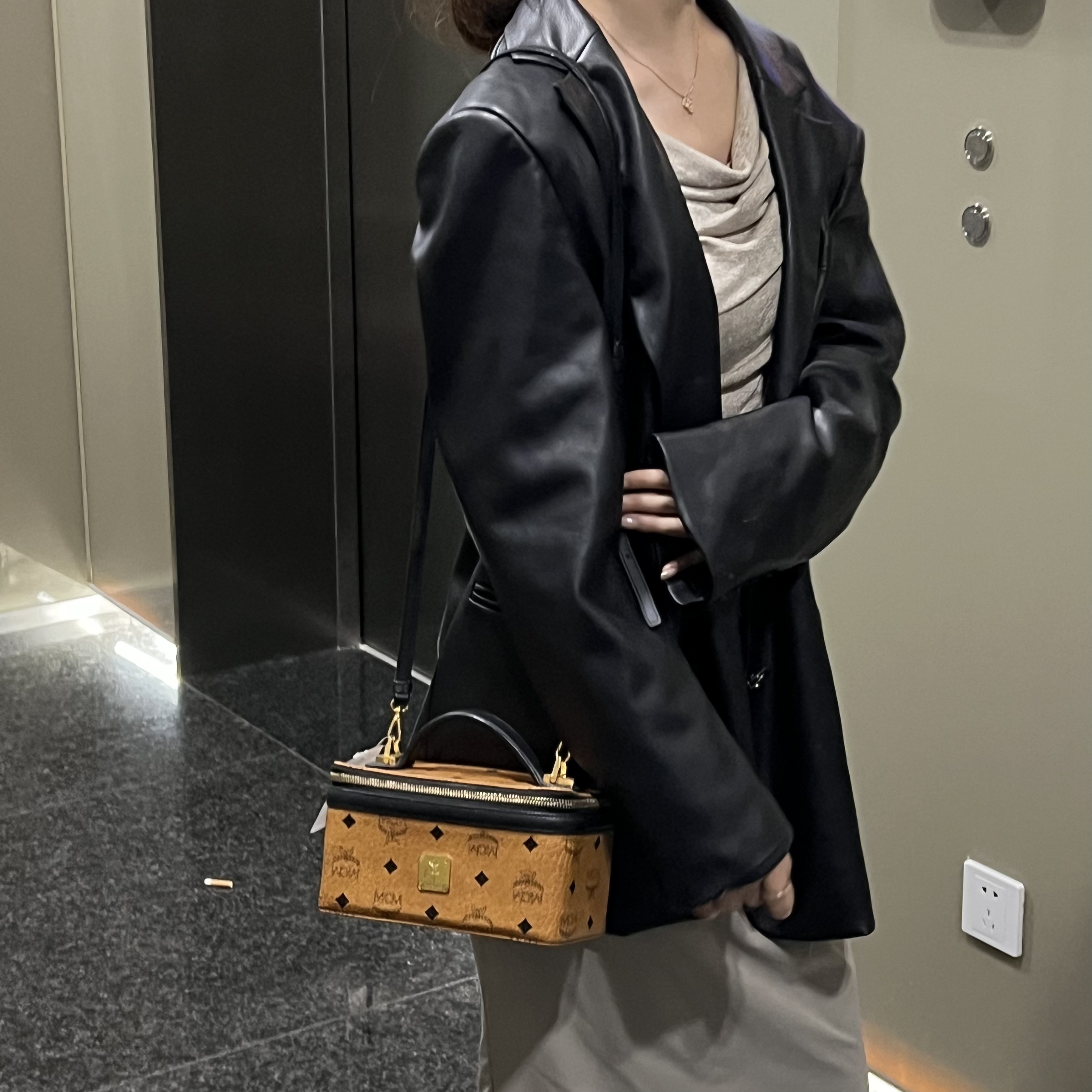 95新 MCM mcm干邑色盒子包/5753196