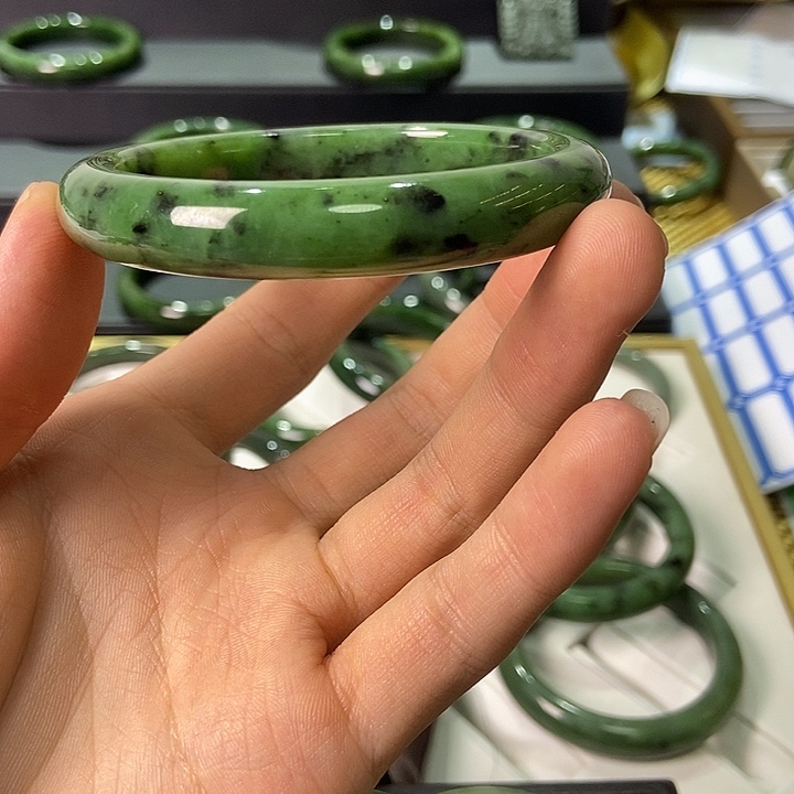 晓***依和田玉（碧玉）未镶嵌手镯