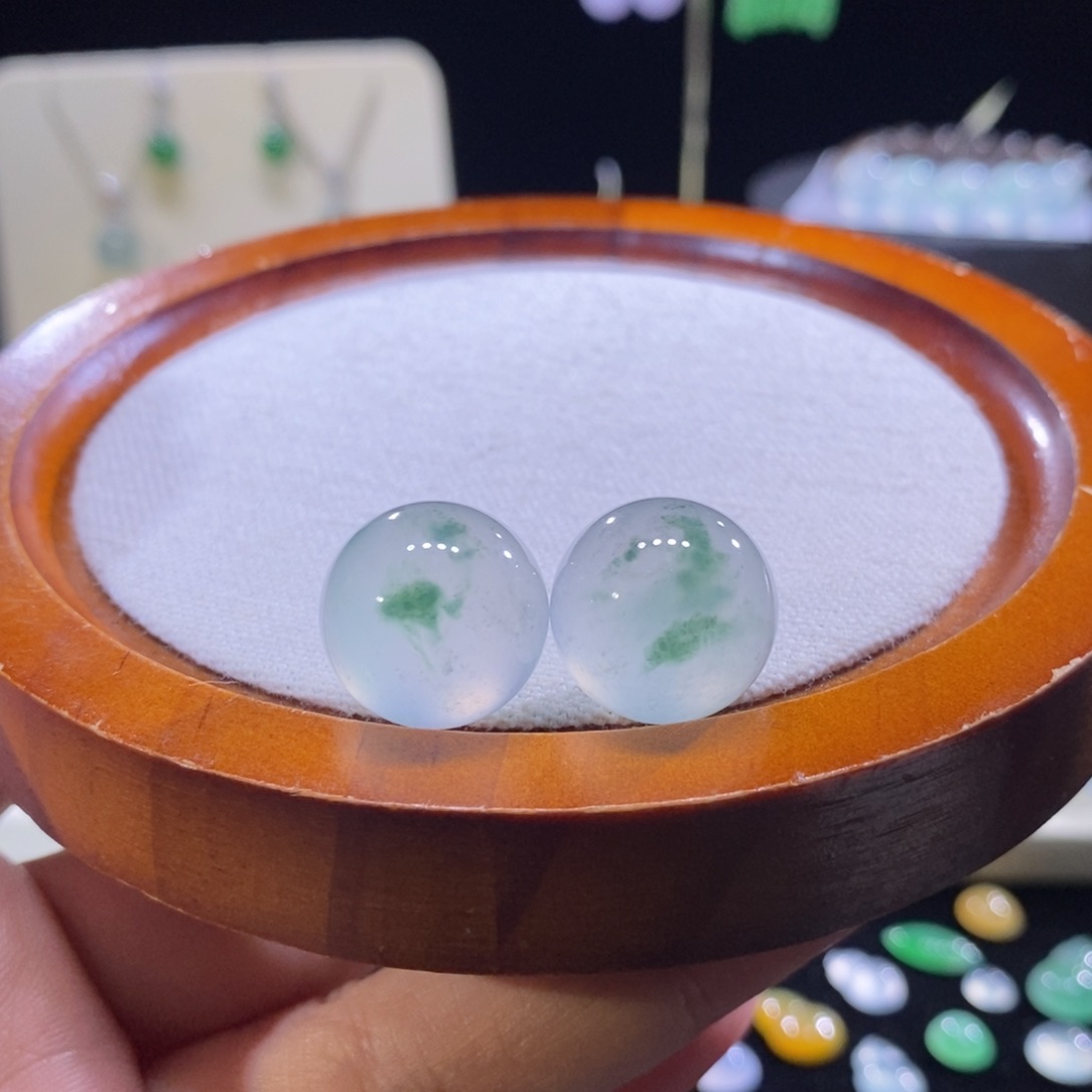 翡翠未镶嵌颈饰多样性发