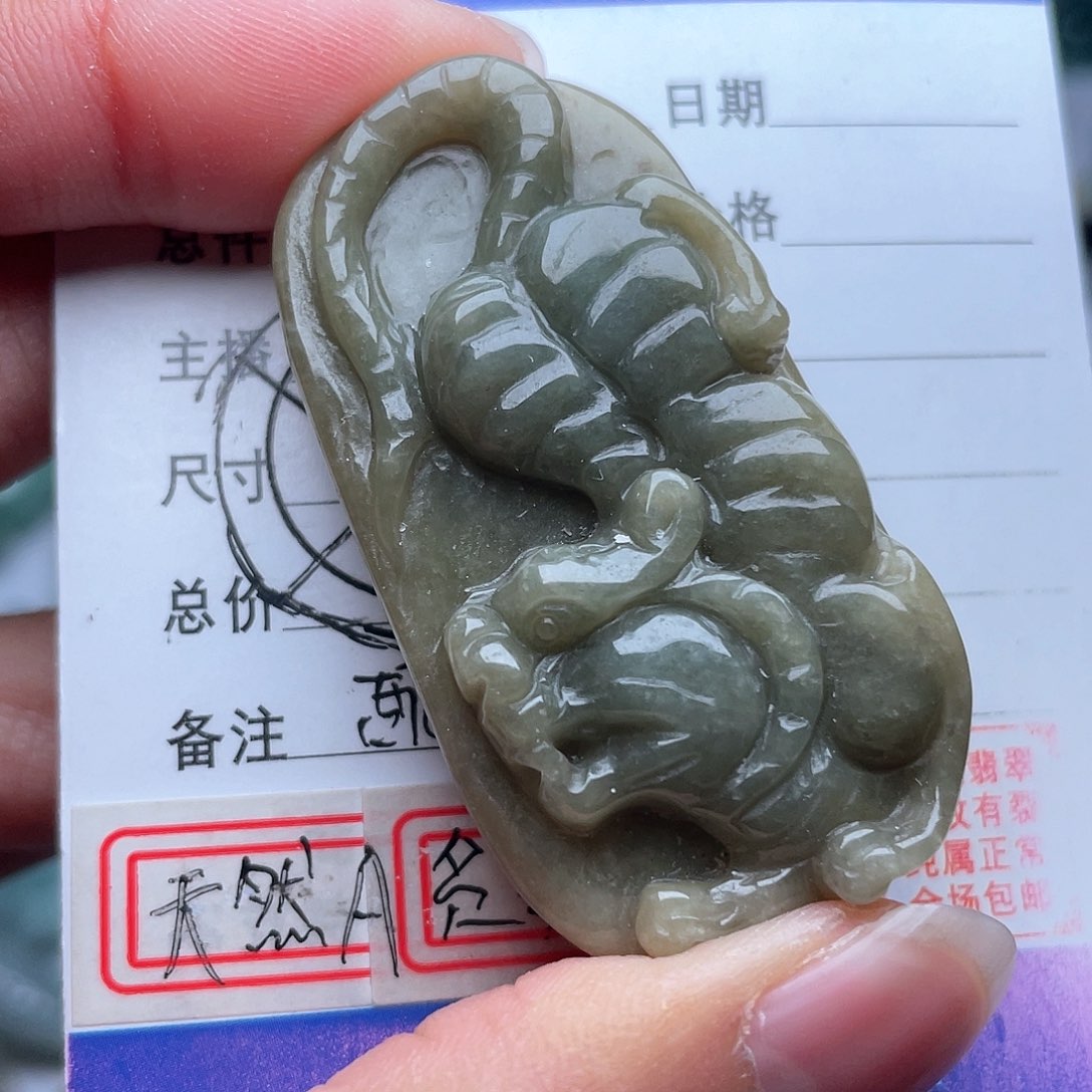 翡翠颈饰未镶嵌虎