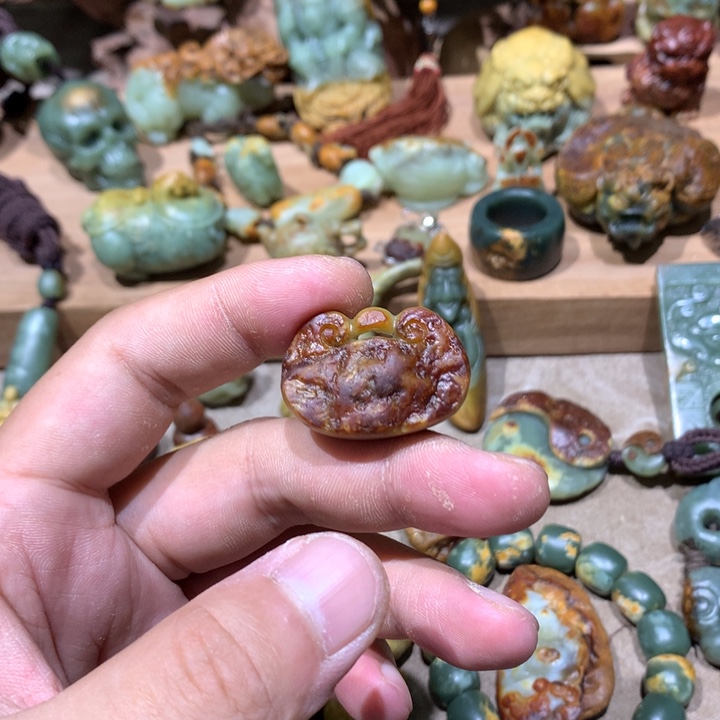 未镶嵌岫岩河磨玉（透闪石质玉）挂件