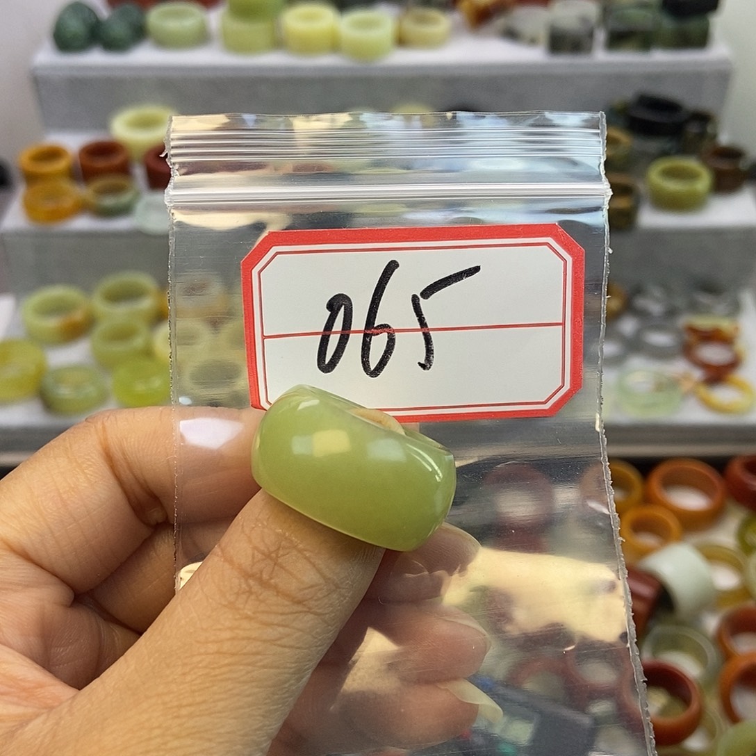 ①***粉蛇纹石玉未镶嵌戒指