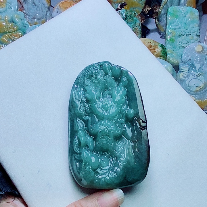 翡翠未镶嵌颈饰龙