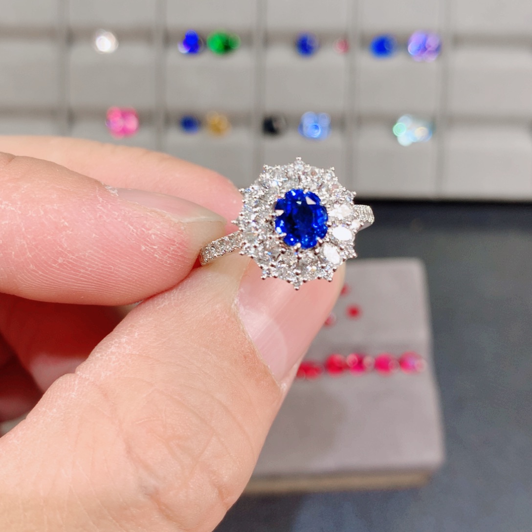 蓝宝石戒指18K金镶嵌1.04ct 皇家蓝蓝宝石戒指