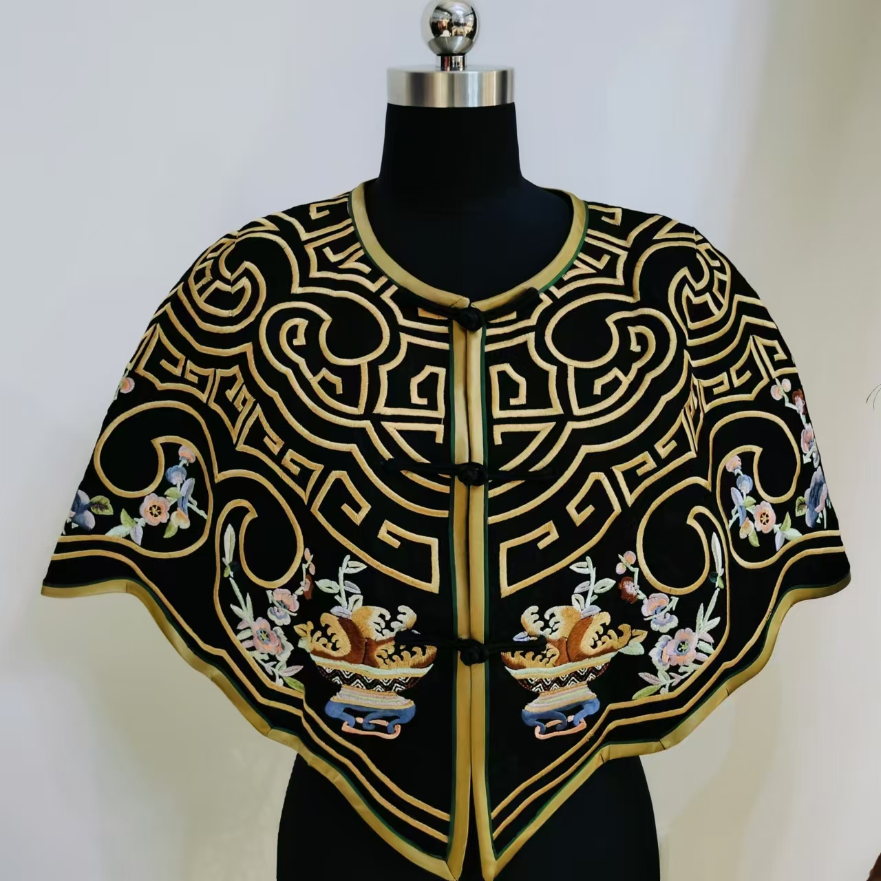  凤徕兮私人定制黑底如意纹刺绣盘扣披肩 (HM101058)