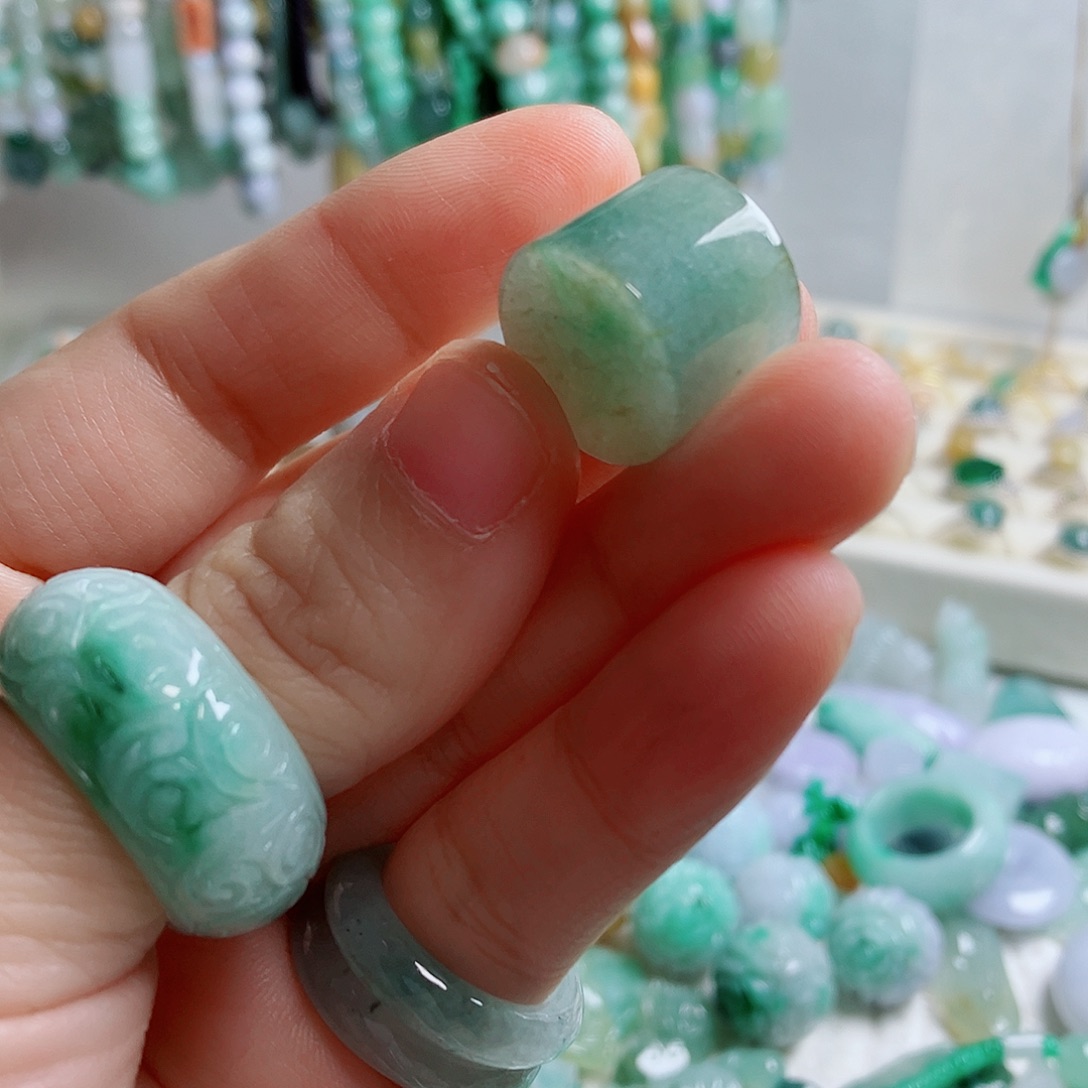 翡翠未镶嵌颈饰40卡16