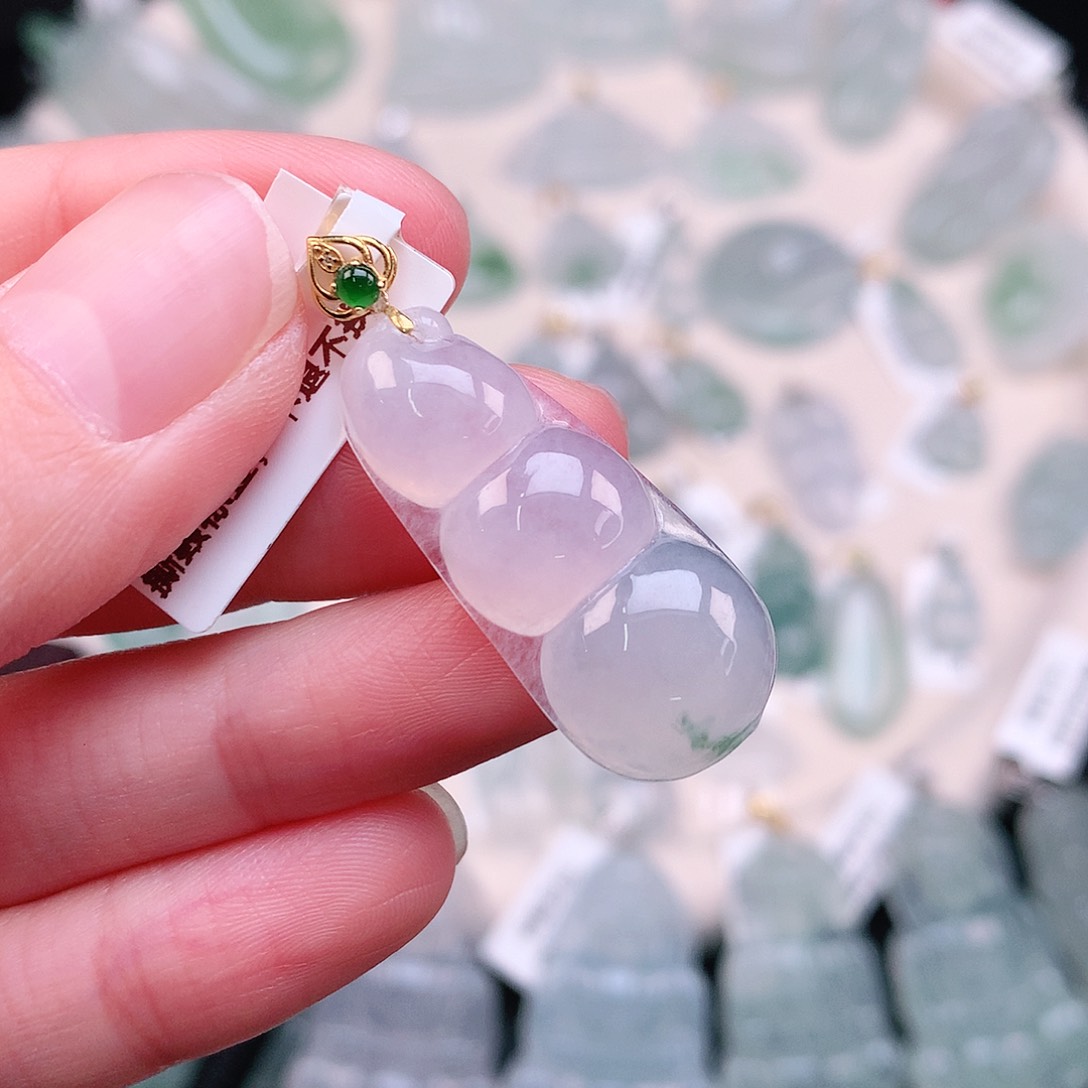 翡翠颈饰18K金镶嵌飘花豆