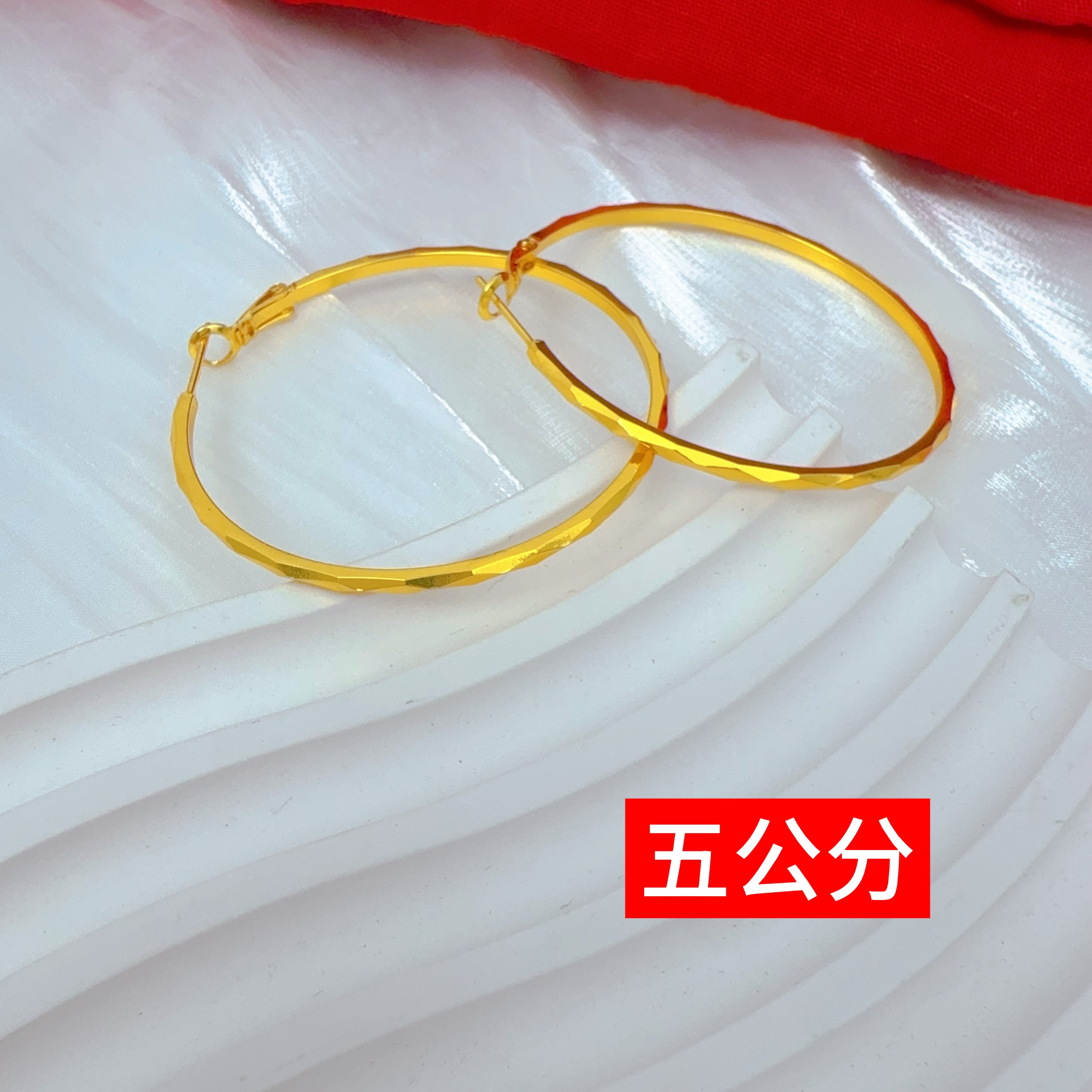 铜合金耳饰 颜色很正的金色菱格面弹力扣时尚百搭耳环（五公分）