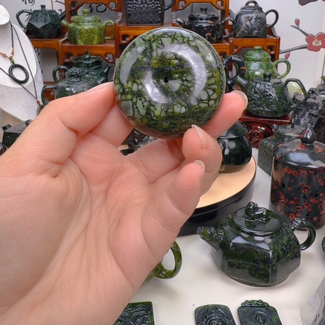 伊***V蛇纹石玉未镶嵌摆件