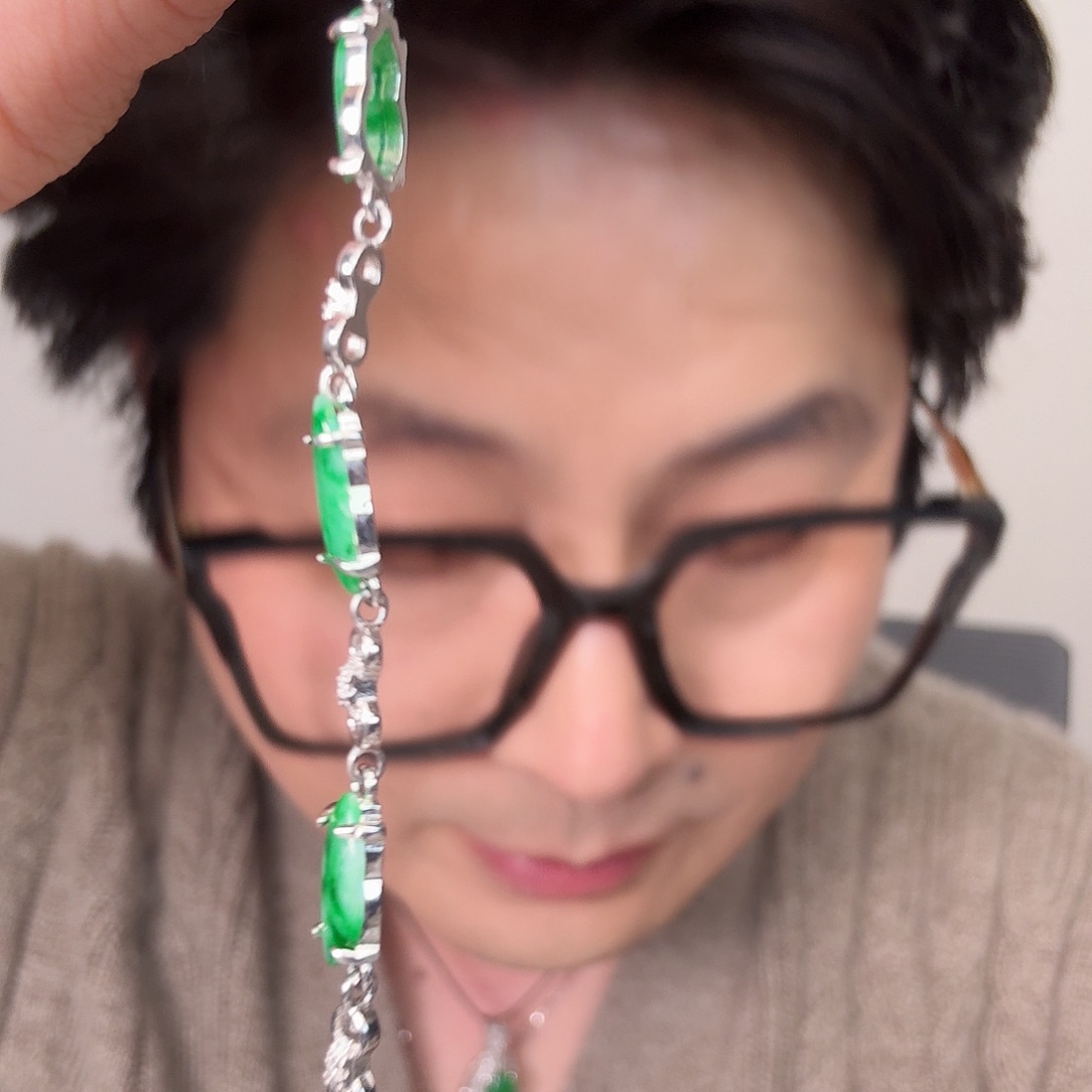 翡翠未镶嵌颈饰一件