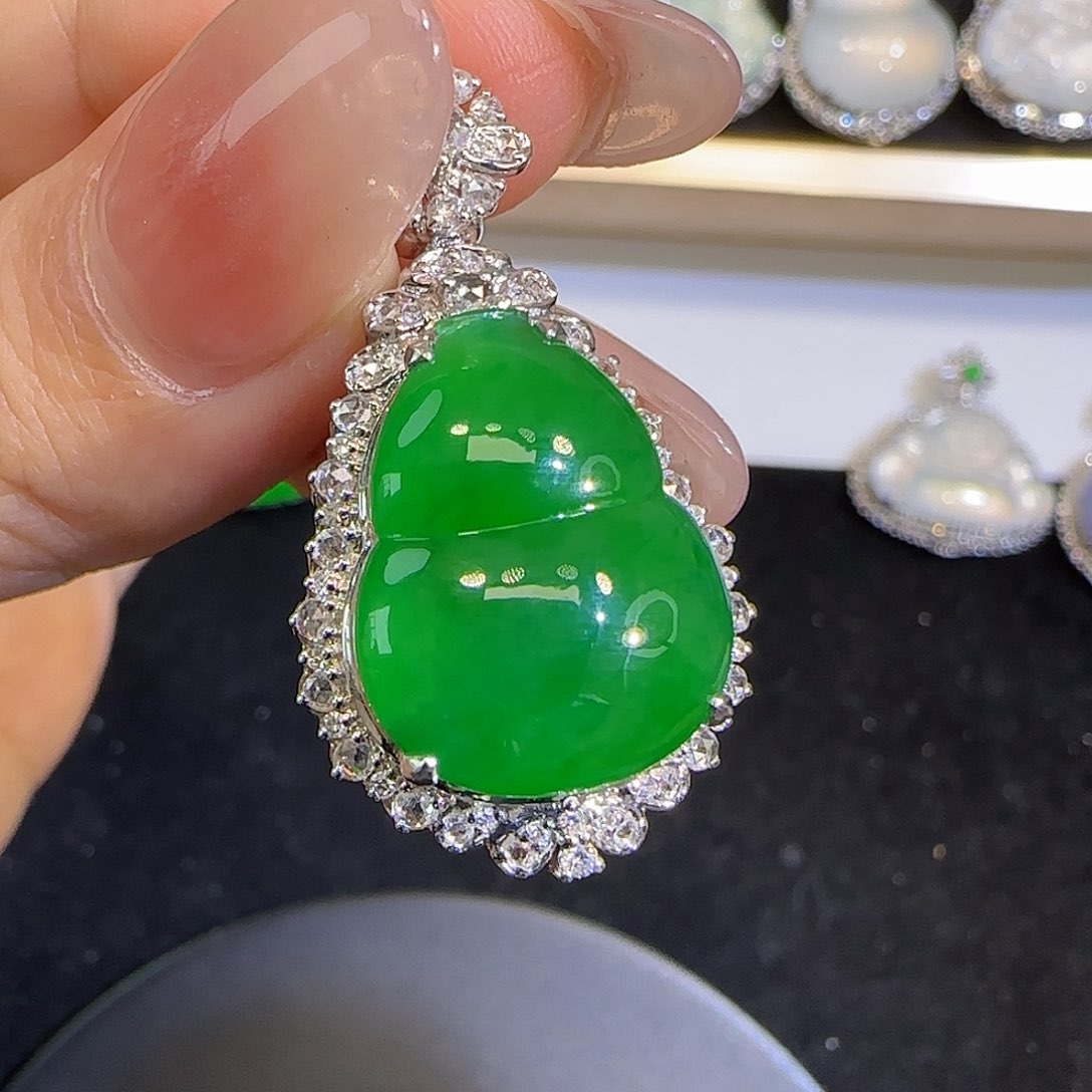 翡翠颈饰18K金镶嵌。