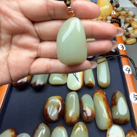 和田玉颈饰未镶嵌