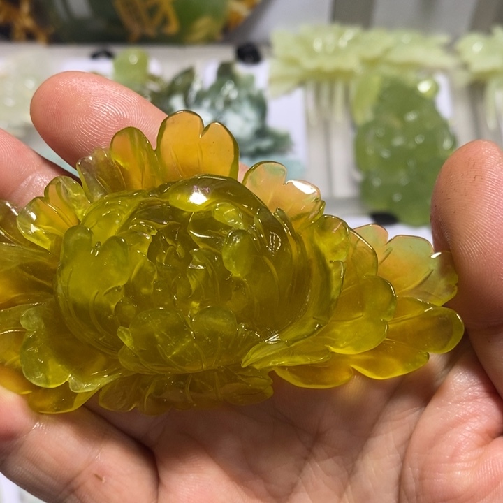燕***飞未镶嵌蛇纹石玉颈饰