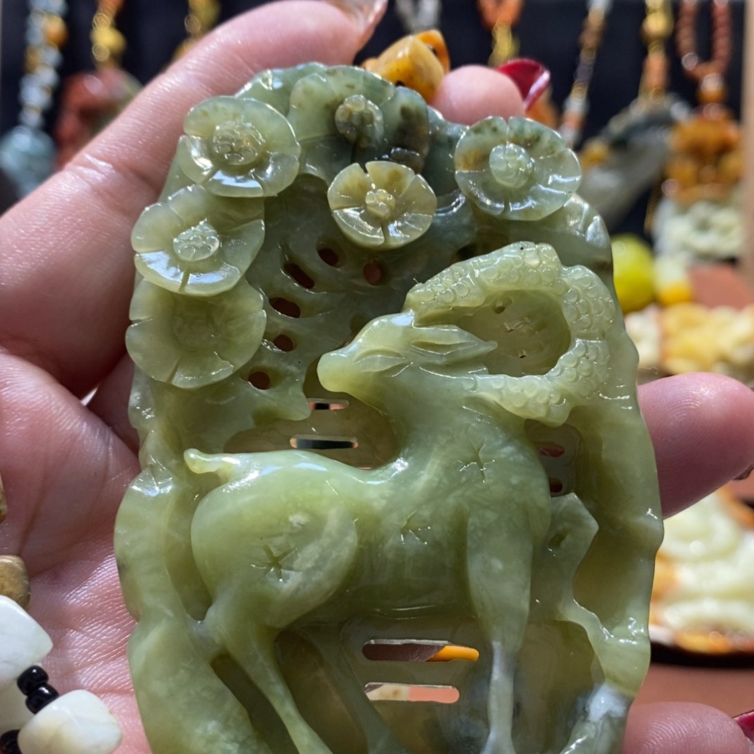 蛇纹石玉颈饰未镶嵌