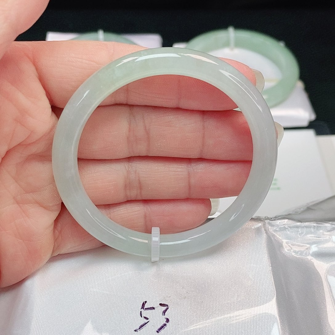 翡翠手镯未镶嵌正圆