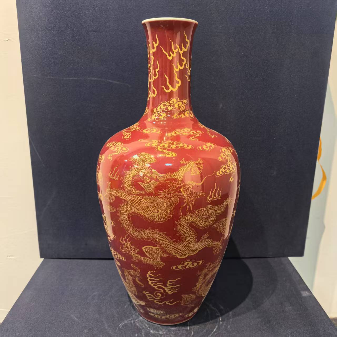 A33描金梵红陶瓷瓶子