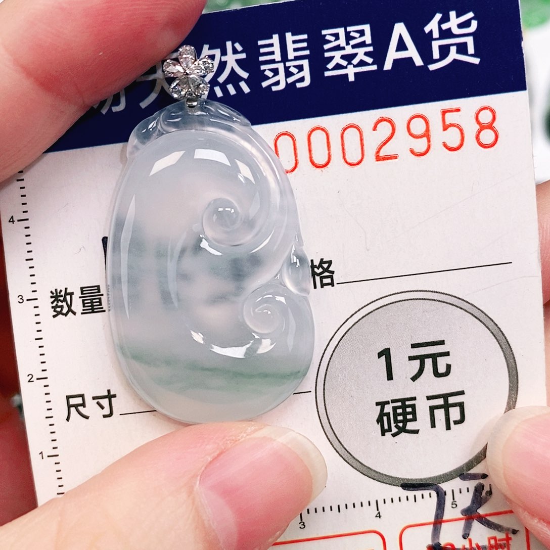 翡翠18K金镶嵌颈饰吊坠
