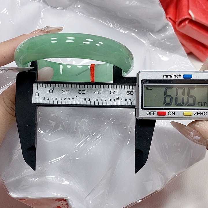 翡翠手镯未镶嵌118。    