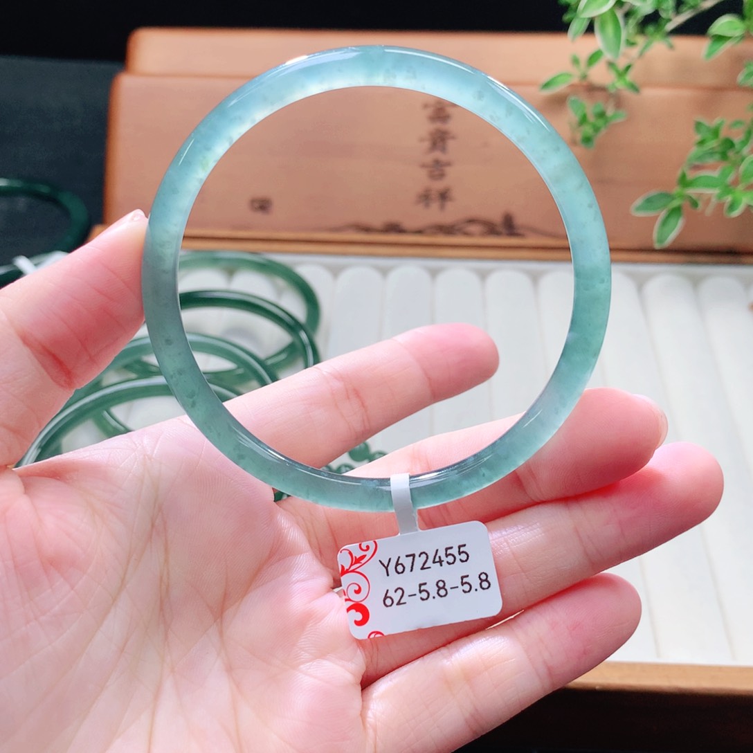 未镶嵌手镯（圆镯）翡翠