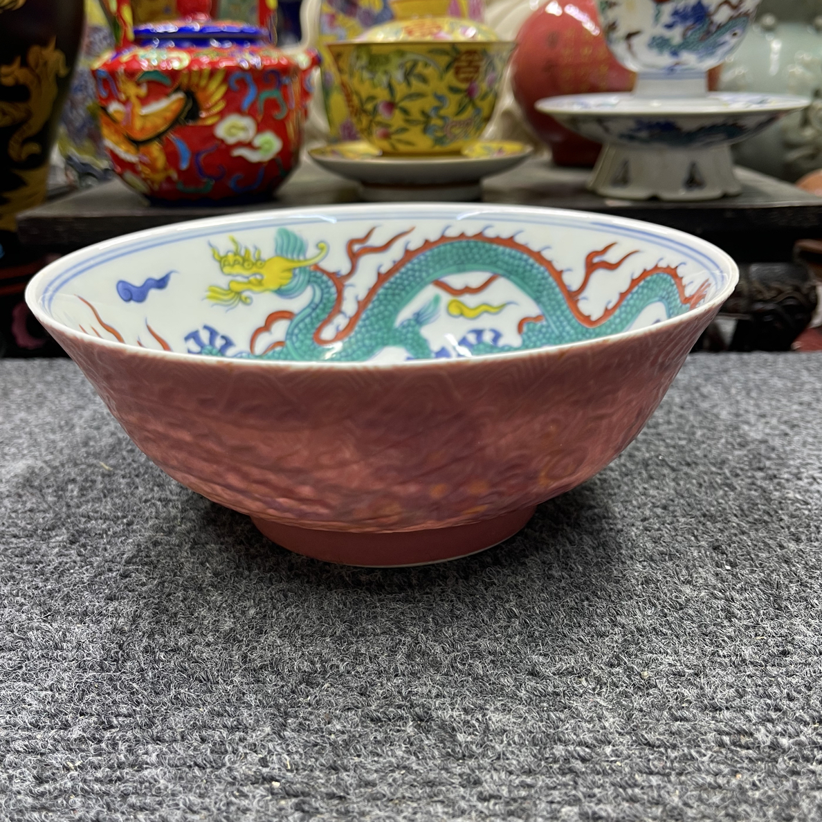 红釉斗彩暗刻内绘满工龙凤赏碗